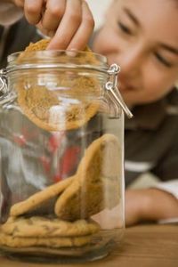 Como decorar un frasco de vidrio para galletitas con papel Tisu
