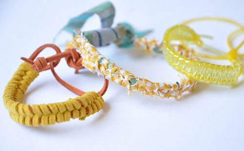 Como hacer pulseras de cuero y tela para regalar