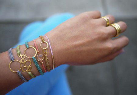 Como hacer una pulsera de macrame con accesorios