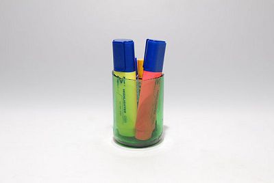 Como reciclar una botella de vidrio en un portalapices