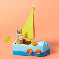 brik convertido en barco con peluche de conejo dentro.