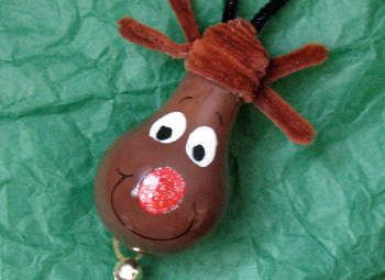 Manualidades arbol de navidad: Rudolph con una bombilla de luz