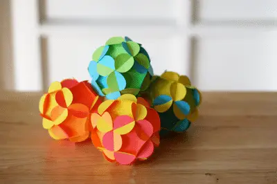 Como hacer adornos de papel en 3D para colgar en el arbolito
