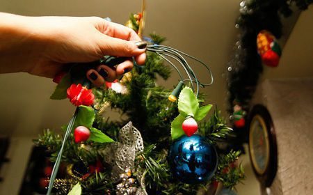 como poner las luces al arbol de navidad