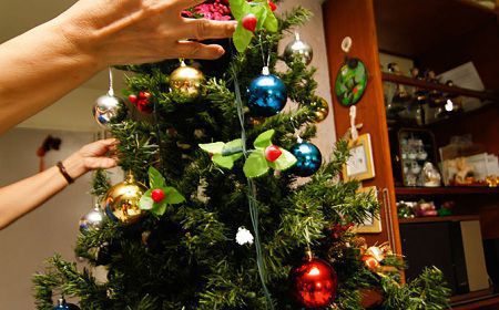 como poner las luces al arbol de navidad