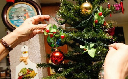 como poner las luces al arbol de navidad