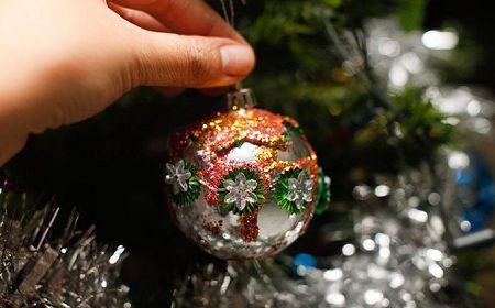 Como decorar bolas navideñas con glitter