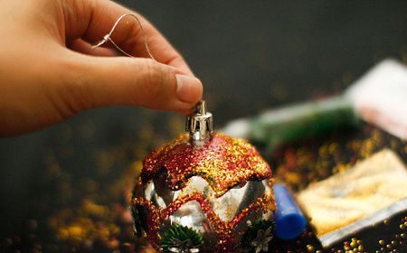 como decorar bolas navideñas