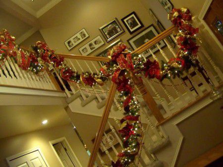 Como decorar una escalera con guirnaldas navideñas