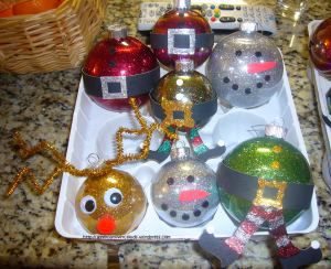 como decorar bolas navideñas