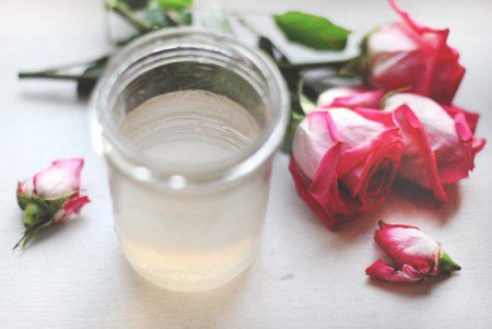 como preparar agua de rosas