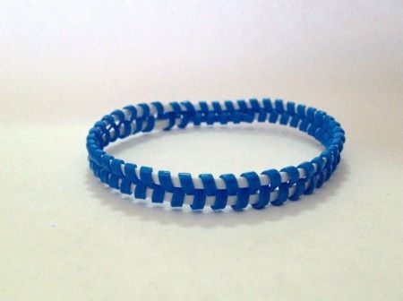 como hacer una pulsera de plastico