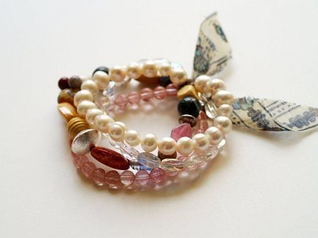 pulsera con perlas y cuentas