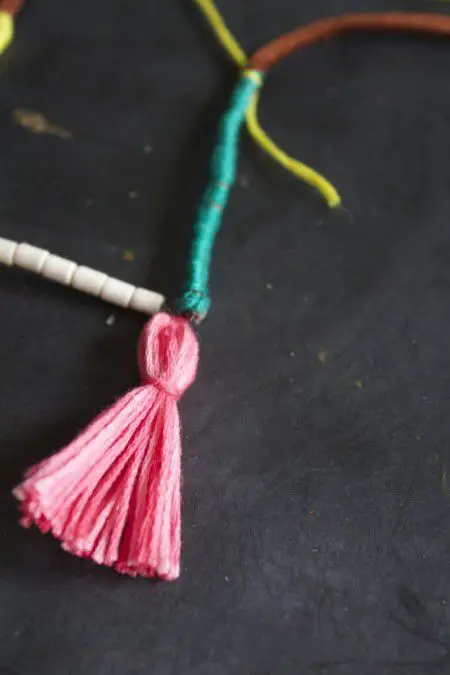 como hacer un collar con cordones