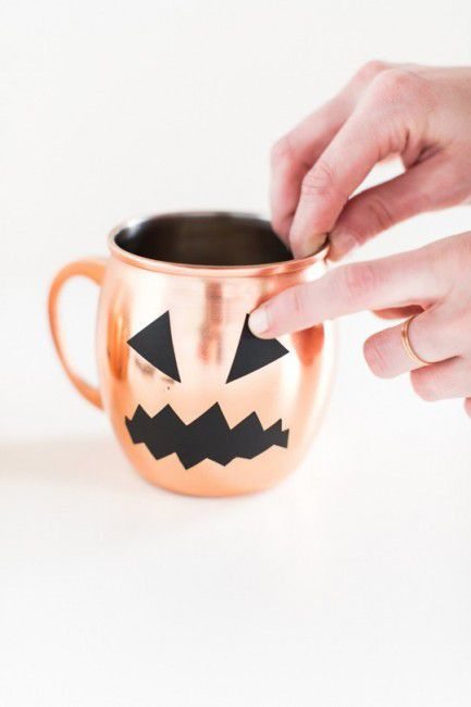 Como decorar una taza para Halloween