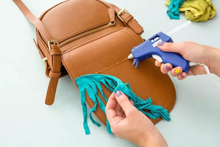 Como decorar una cartera con plumas