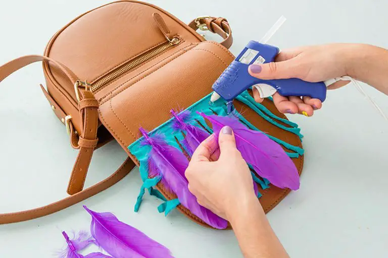 Como decorar una cartera con plumas