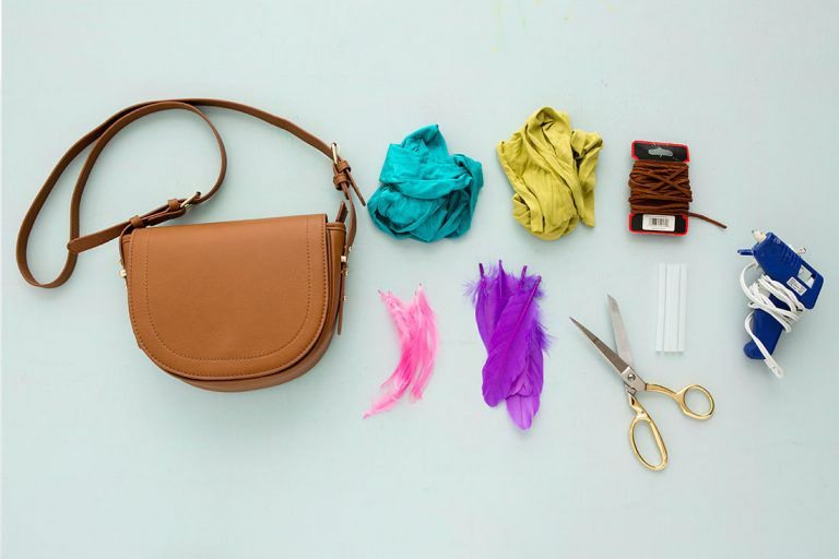 Como decorar una cartera con plumas