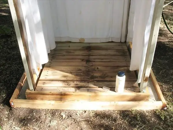 Ducha de exterior con pallets