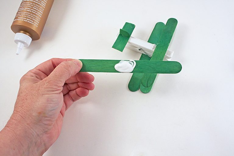 Como hacer aviones con palitos de madera