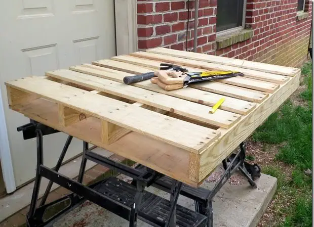 Como hacer un porta vinos con pallets 1