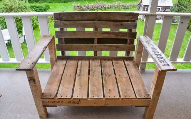 Como hacer un practico sillón con pallets 4