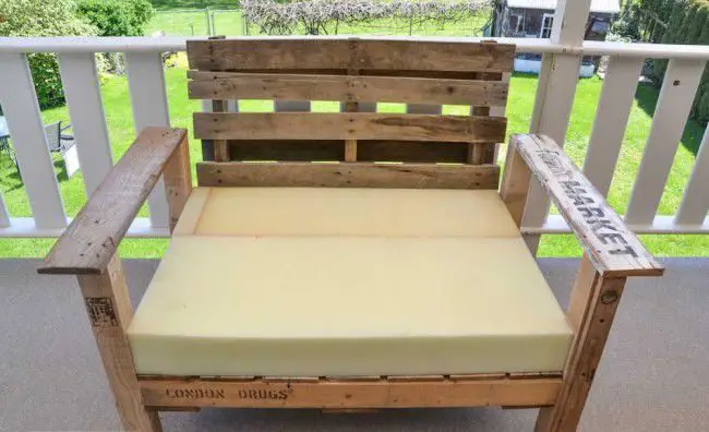 Como hacer un practico sillón con pallets 5