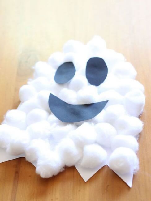 divertidos fantasmas de algodon para hacer con los ninos